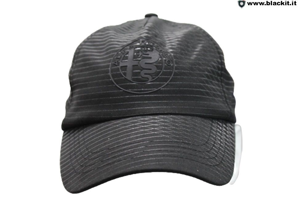 Cappello di colore nero con righe grigio chiaro riflettenti.