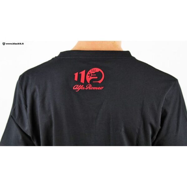 T-shirt Alfa Romeo nera 110 collection dettaglio
