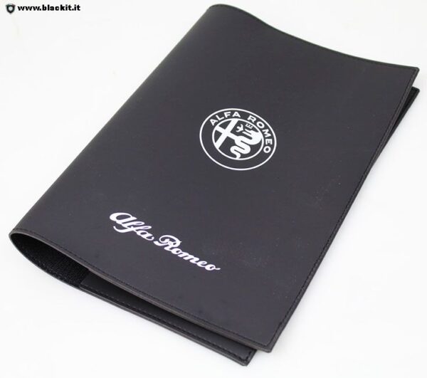 Fabriqué en plastique noir avec logo Alfa Romeo blanc et lettrage imprimé sur le devant.