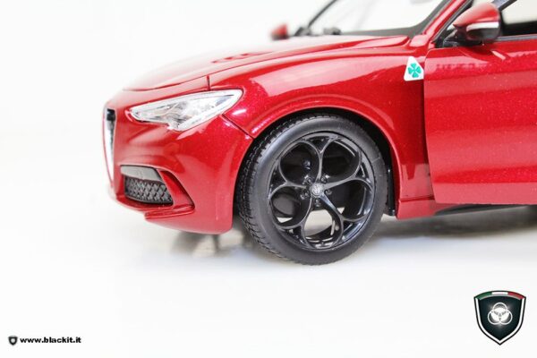 dettaglio Modellino in scala 1:24 della Alfa Romeo Stelvio Quadrifoglio Verde