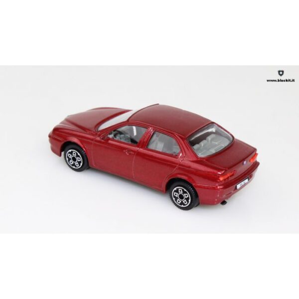 Maquette à l’échelle 1 :43 de l’Alfa Romeo 156 de couleur rouge